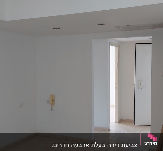קיר לבן עם מסגרת עץ ומברשת צביעה